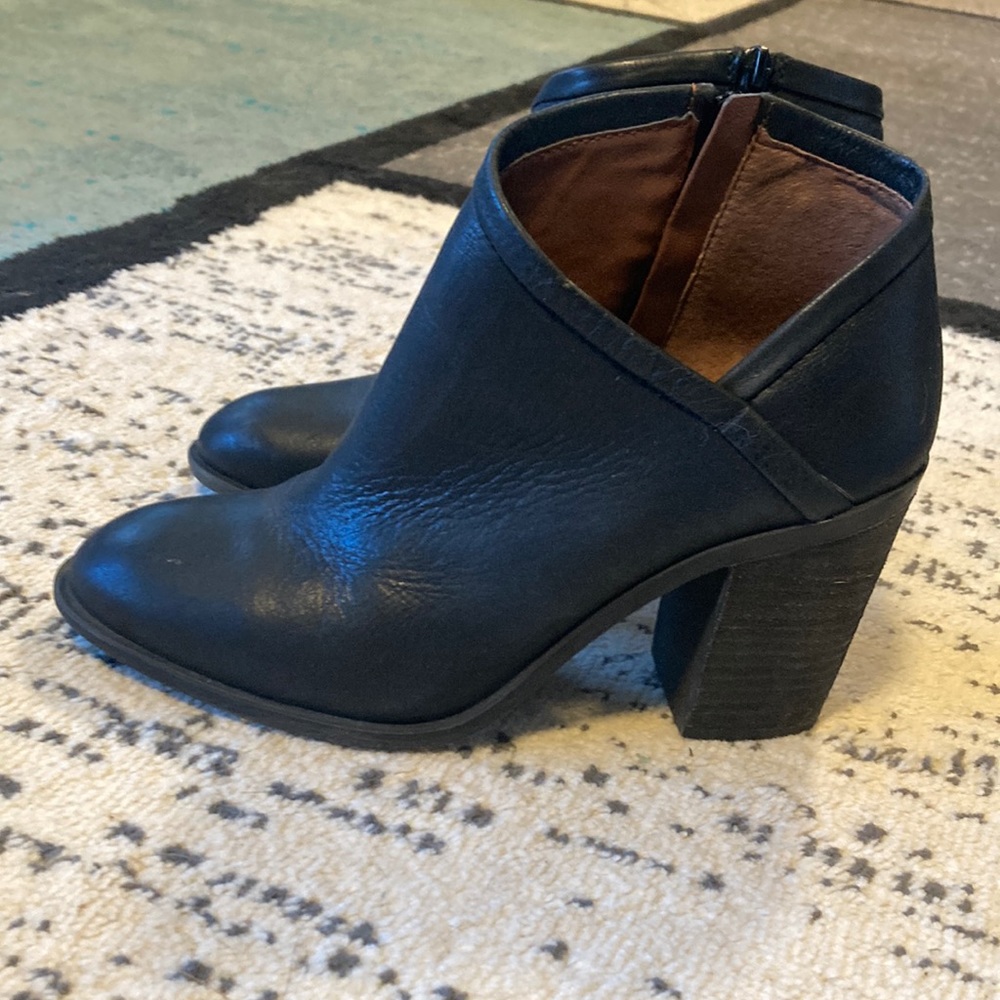Lucky brand size 9 black leather low boots.